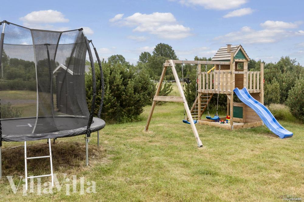Till den trevliga sommarstugan nr 969 i Lolland/Falster/Møn erbjuds en mängd utomhusaktiviteter, t.ex. lektorn och gungor