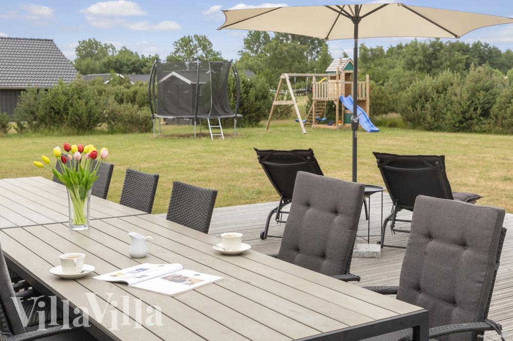 På terrassen i sommarhus nr 969 finns det plats för upp till 12 gäster.