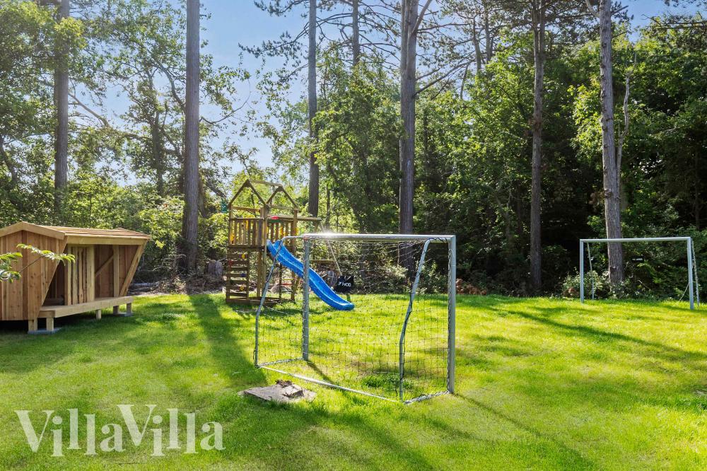 Till den trevliga sommarstugan nr 994 i Østjylland erbjuds en mängd utomhusaktiviteter, t.ex. lektorn och gungor