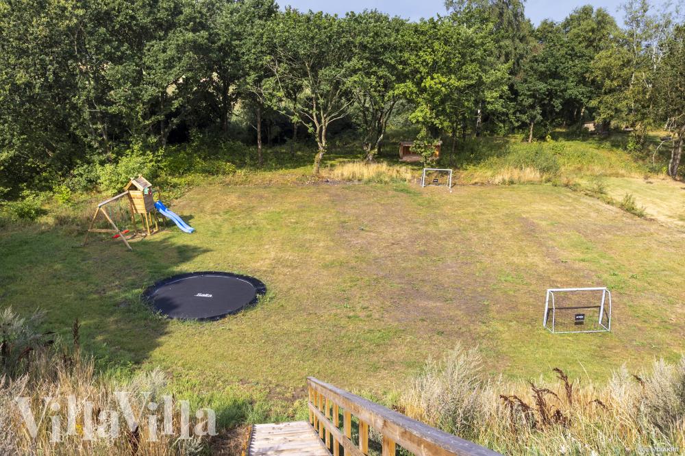Till den trevliga sommarstugan nr 995 i Limfjorden erbjuds en mängd utomhusaktiviteter, t.ex. lektorn och gungor