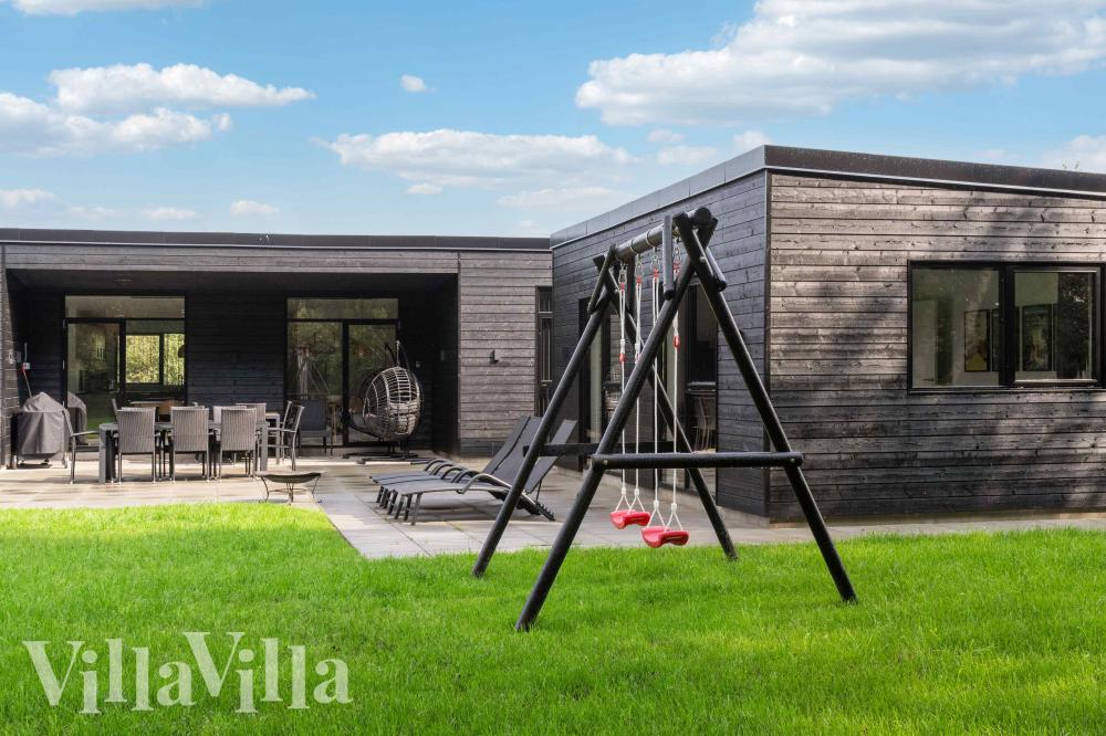 Till den trevliga sommarstugan nr 1002 i Østjylland erbjuds en mängd utomhusaktiviteter, t.ex. lektorn och gungor