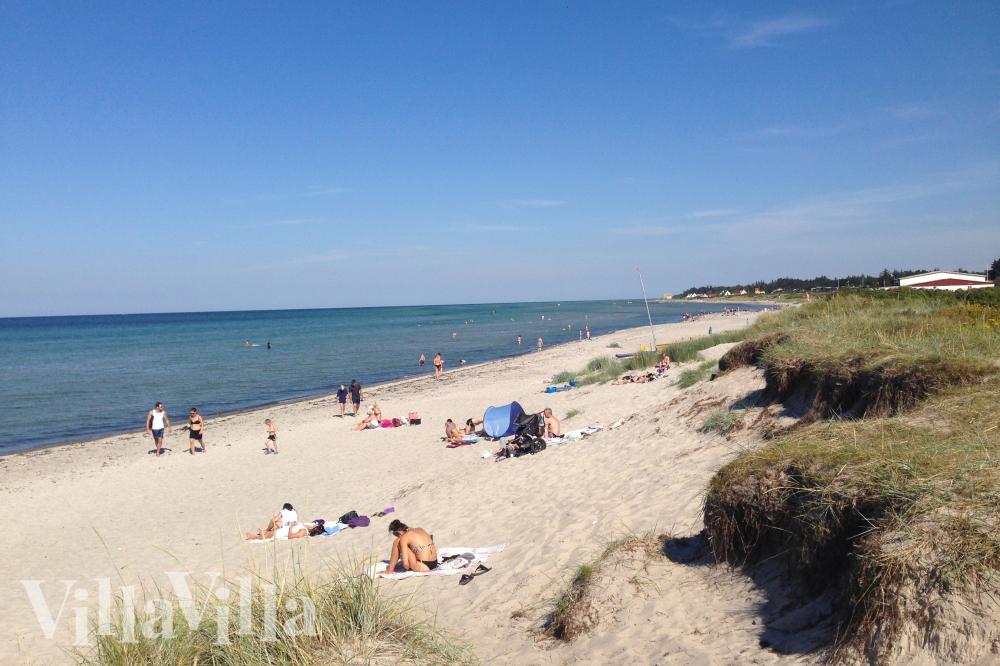 Stranden i närheten av lyxhus 1002.