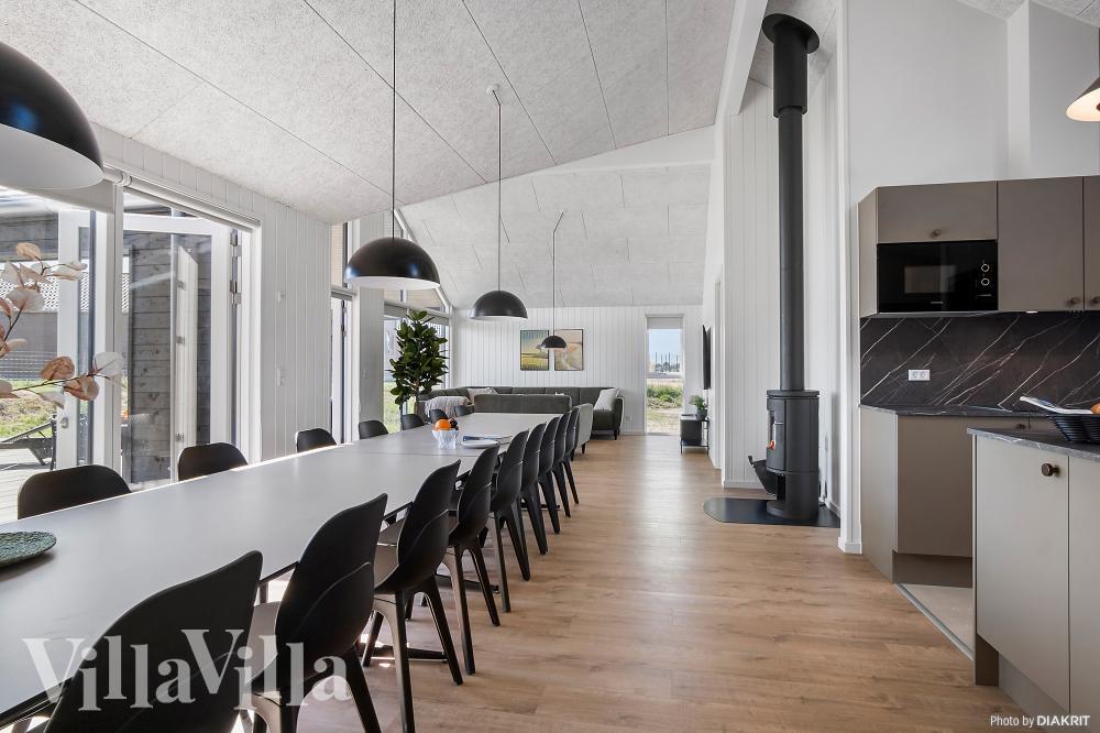 Vardagsrummet i lyxstuga nr. 921 har plats för 18 personer.