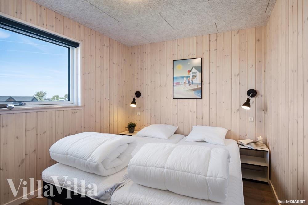Ett av de 7 utmärkta sovrummen i lyxstuga nr 921 i Fyn och öar.