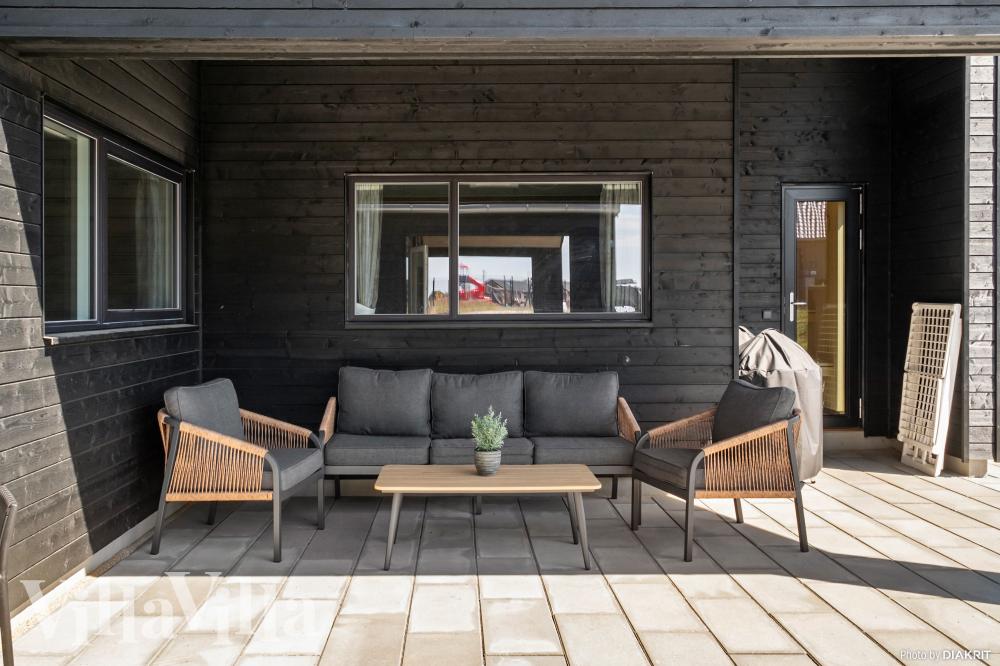 Lyxstuga nr 921 har en härlig terrass med sköna trädgårdsmöbler för 18 personer.