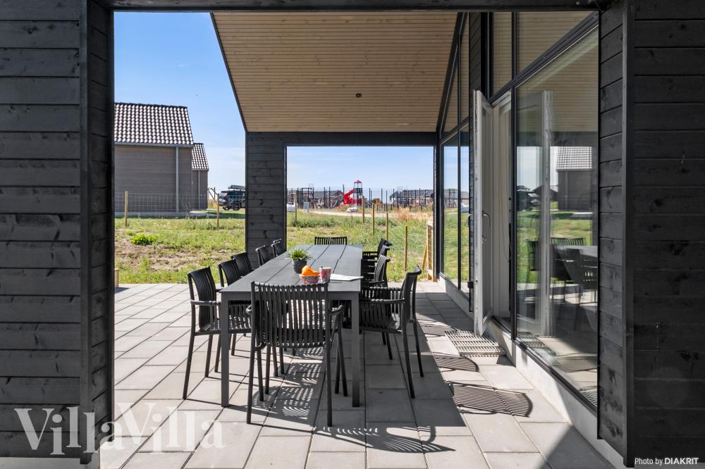Njut av en grillkväll på terrassen i lyxstuga nr 921 i Fyn och öar