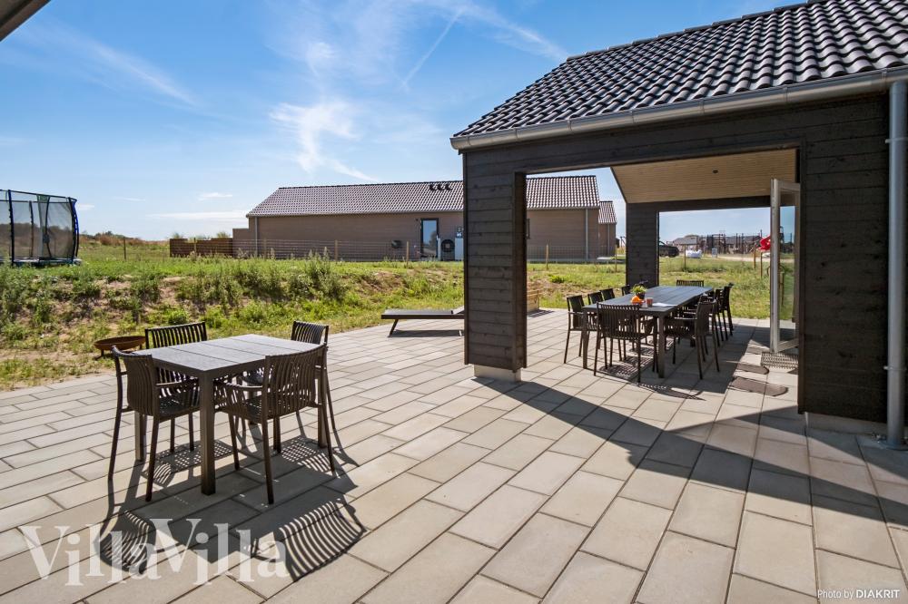På terrassen i sommarhus nr 921 finns det plats för upp till 18 gäster.