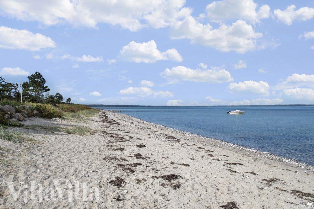 Stranden i närheten av lyxhus 921.