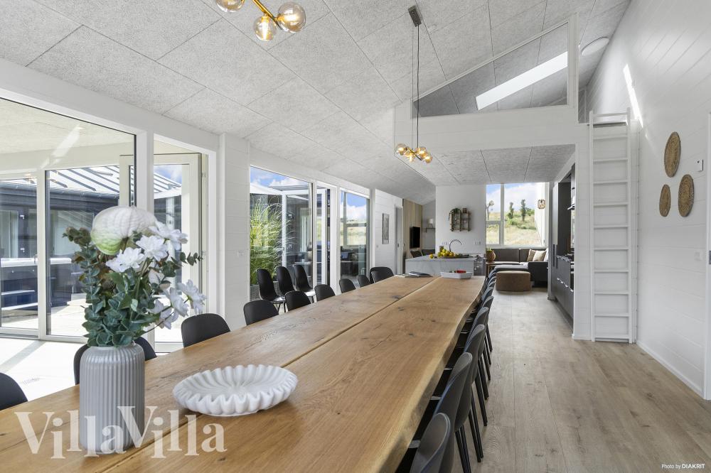 Det stora ljusa vardagsrummet i lyxstuga nr 967 för 22.