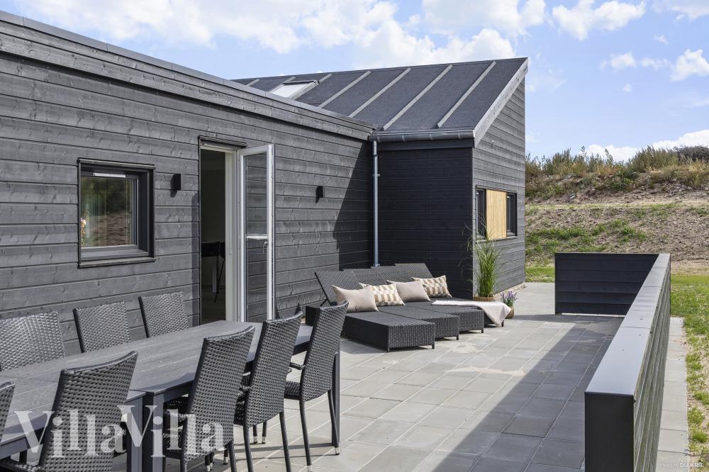 Njut av en grillkväll på terrassen i lyxstuga nr 967 i Østjylland
