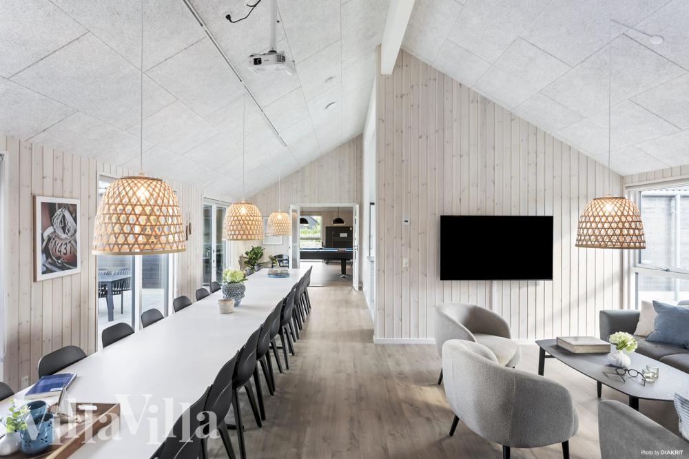 Det stora ljusa vardagsrummet i lyxstuga nr 1001 för 26.