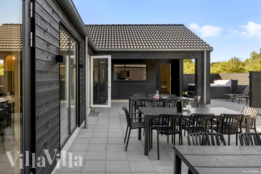 Lyxstuga nr 1001 har en härlig terrass med sköna trädgårdsmöbler för 26 personer.
