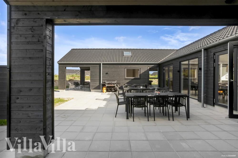 Njut av en grillkväll på terrassen i lyxstuga nr 1001 i Lolland/Falster/Møn