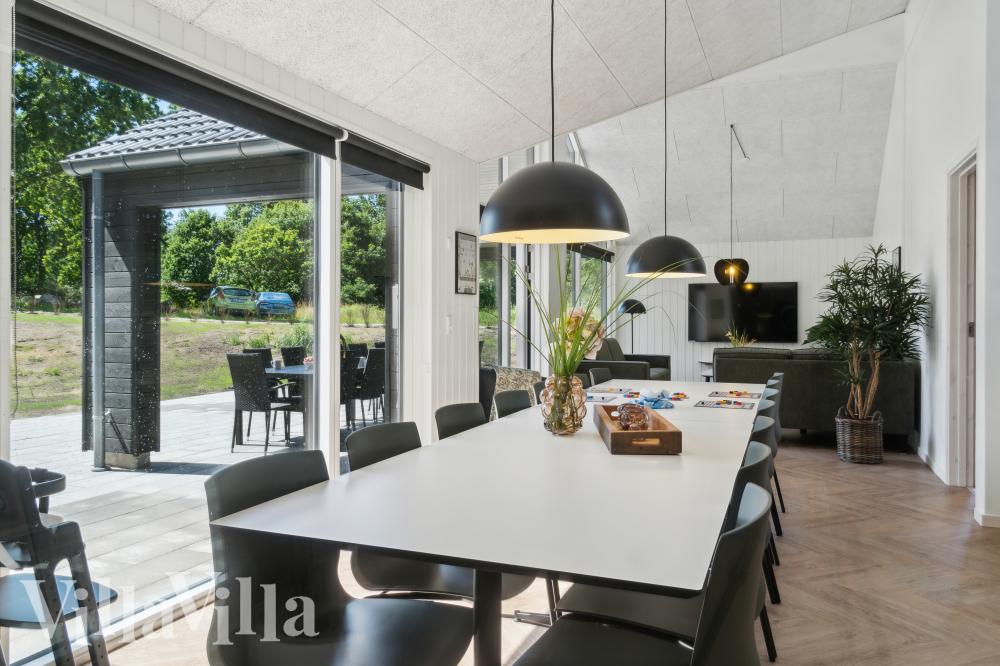 Vardagsrummet i lyxstuga nr. 999 har plats för 14 personer.