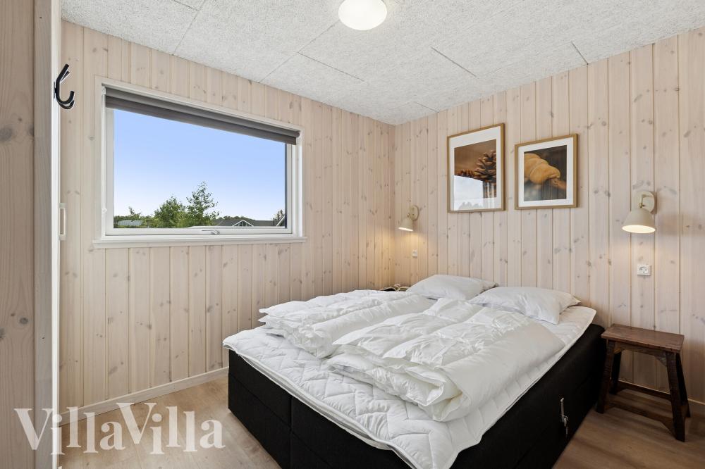 Ett av de 5 utmärkta sovrummen i lyxstuga nr 999 i Vestjylland.