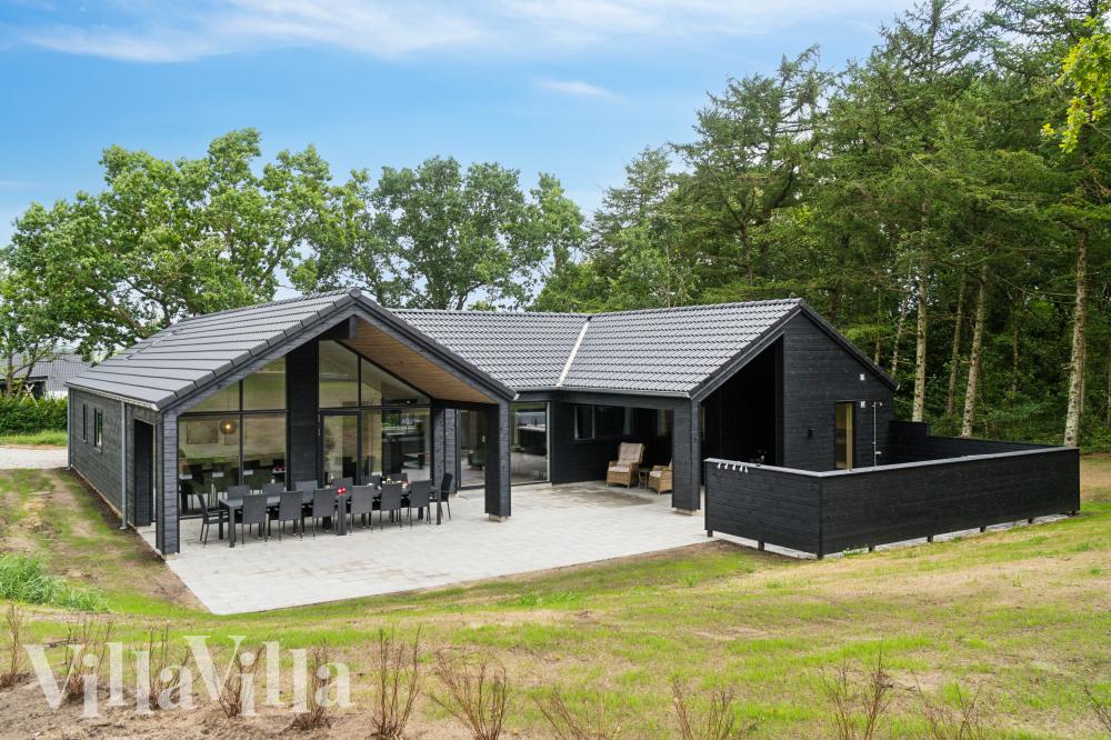 Den praktfulla poolstugan nr 999 med plats för 14 personer ligger i Vestjylland