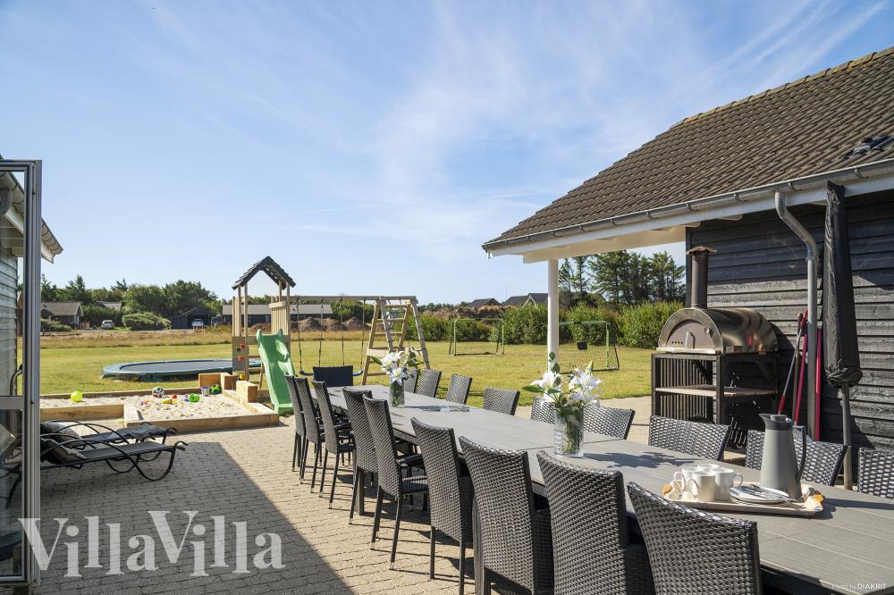 Njut av en grillkväll på terrassen i lyxstuga nr 196 i Nordjylland