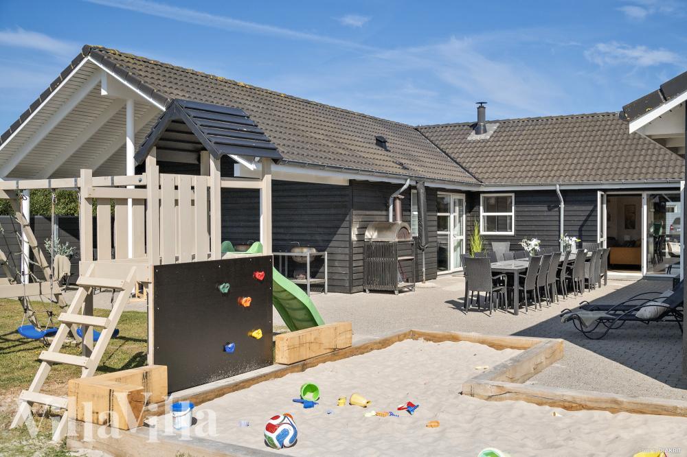 Till den trevliga sommarstugan nr 196 i Nordjylland erbjuds en mängd utomhusaktiviteter, t.ex. lektorn och gungor