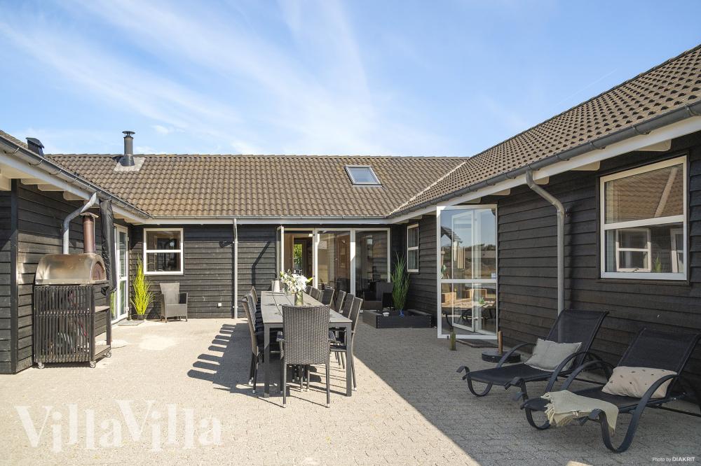 På terrassen i sommarhus nr 196 finns det plats för upp till 22 gäster.