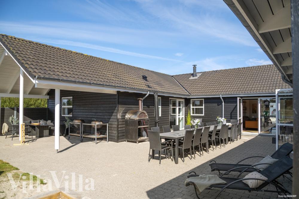 Stor terrass i lyxstuga nr 196 i Nordjylland.