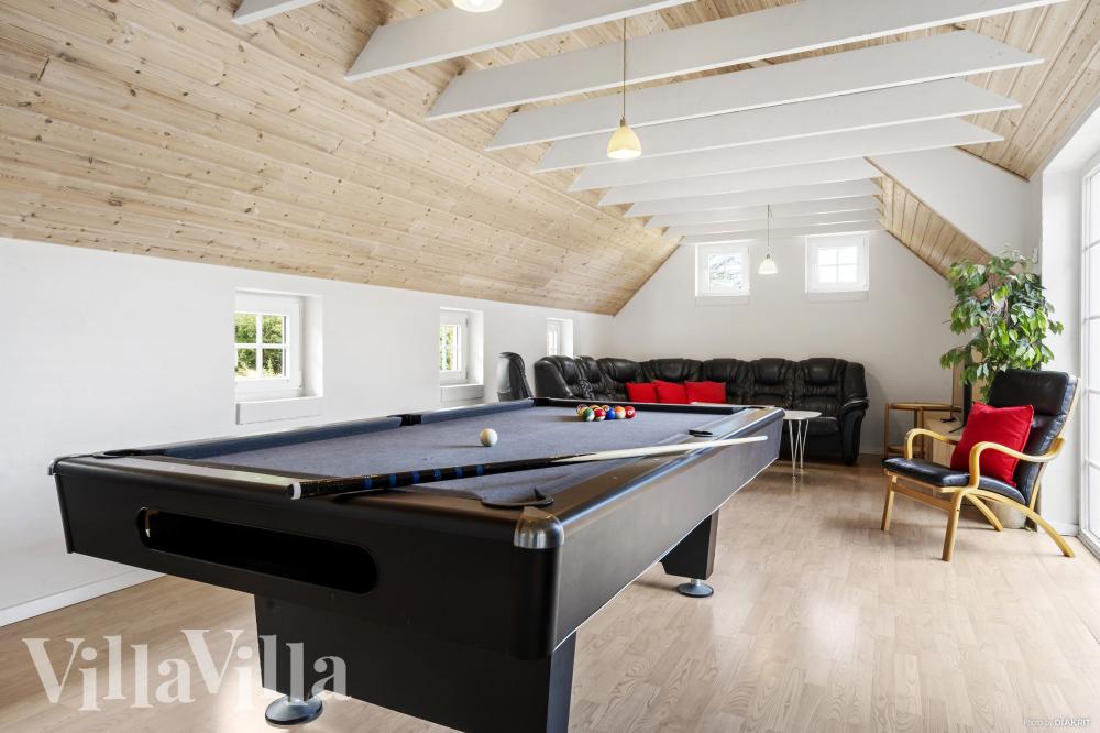 Förutom de många timmar som du kan tillbringa i stugans poolavdelning erbjuder lyxstuga 989 även biljard, bordtennis och dart