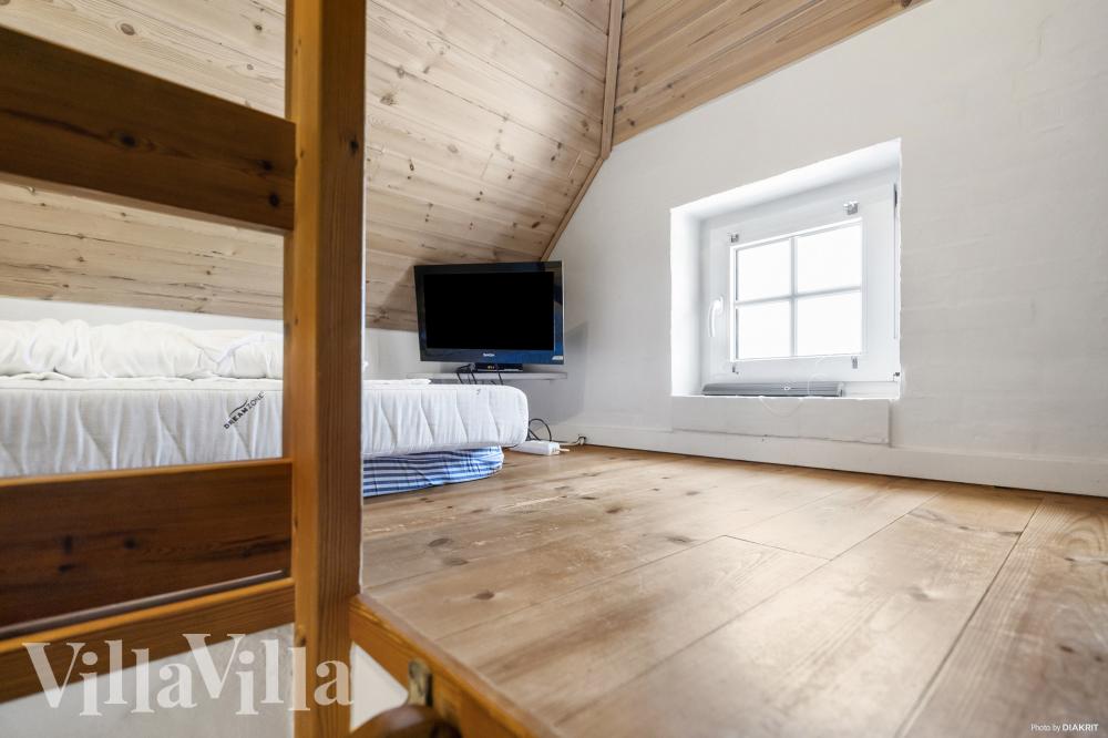 Några av de 16 sovplatserna finns på loftet i lyxstuga nr 989