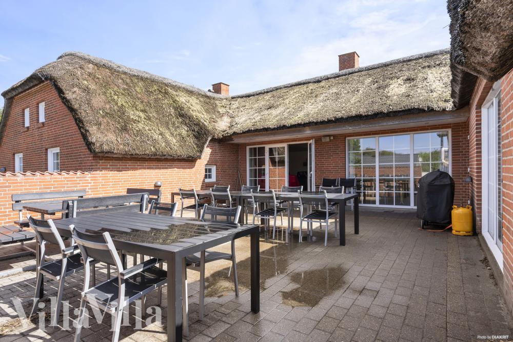 Njut av en grillkväll på terrassen i lyxstuga nr 989 i Vestjylland