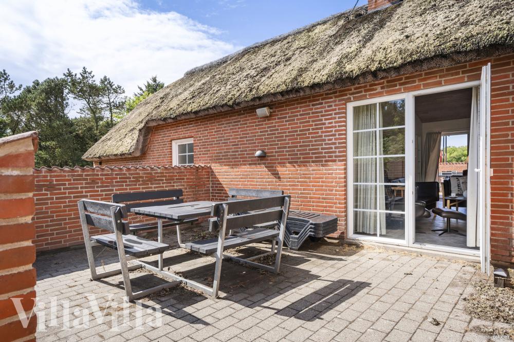 På terrassen i sommarhus nr 989 finns det plats för upp till 16 gäster.