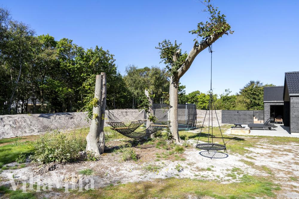 Till den trevliga sommarstugan nr 918 i Vestjylland erbjuds en mängd utomhusaktiviteter, t.ex. lektorn och gungor