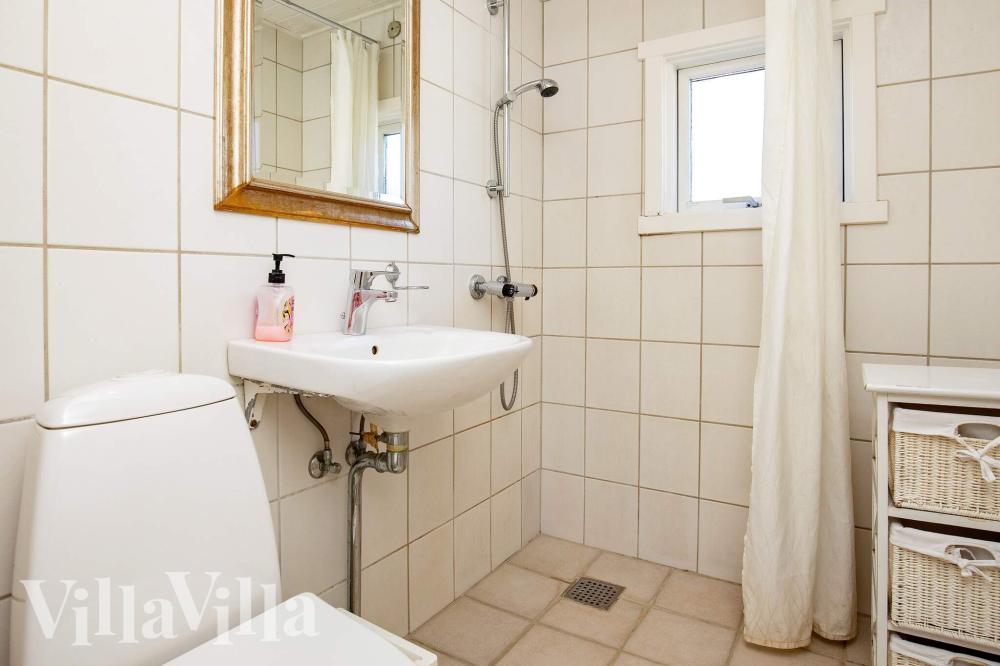 Ett duschrum finns i lyxstuga nr 1003 för 14 personer.