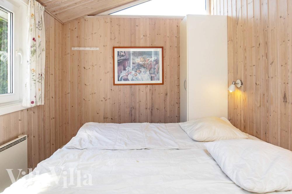 Ett av de 6 utmärkta sovrummen i lyxstuga nr 1003 i Lolland/Falster/Møn.
