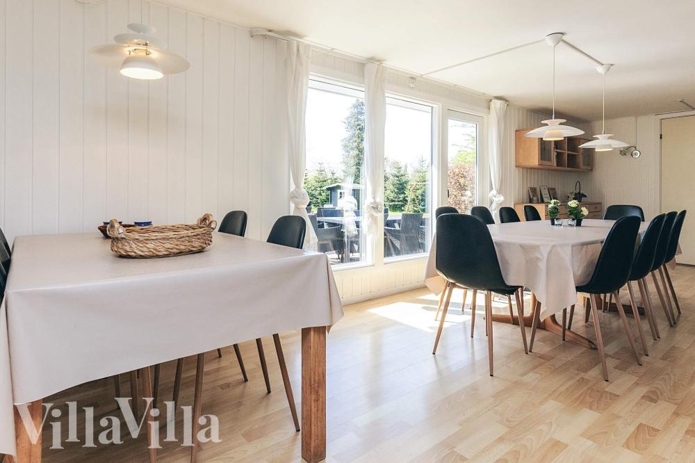 Det stora ljusa vardagsrummet i lyxstuga nr 1003 för 14.