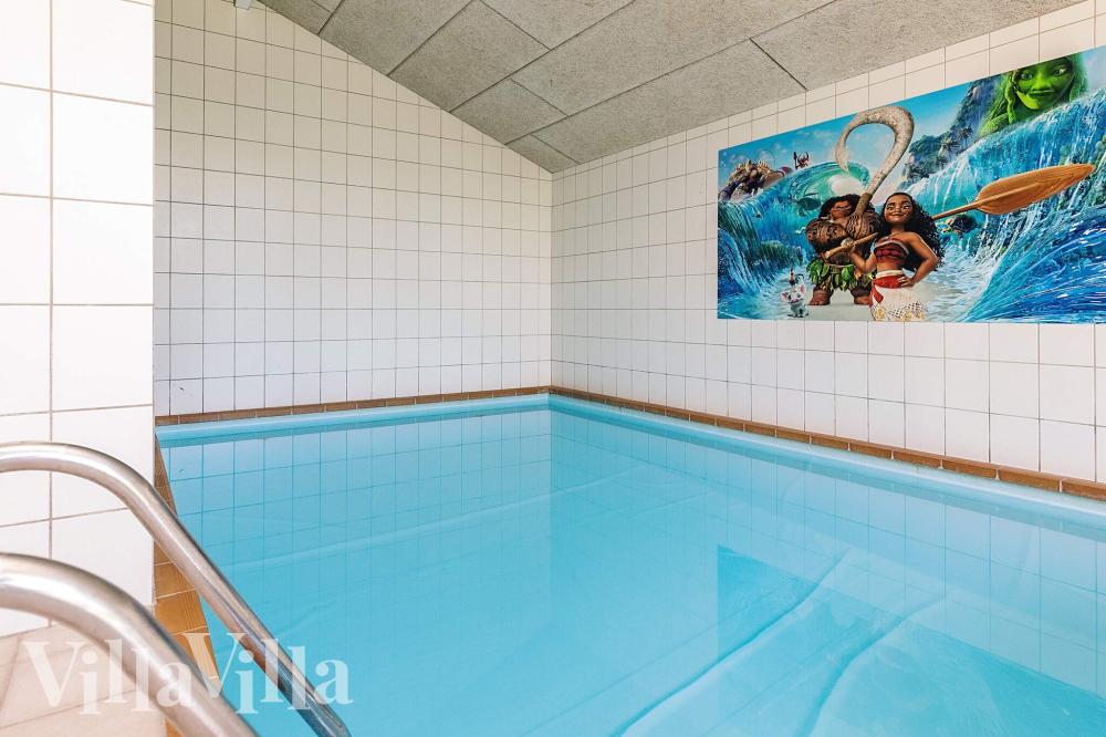 Den härliga poolen i lyxstuga nr 1003 för 14 personer