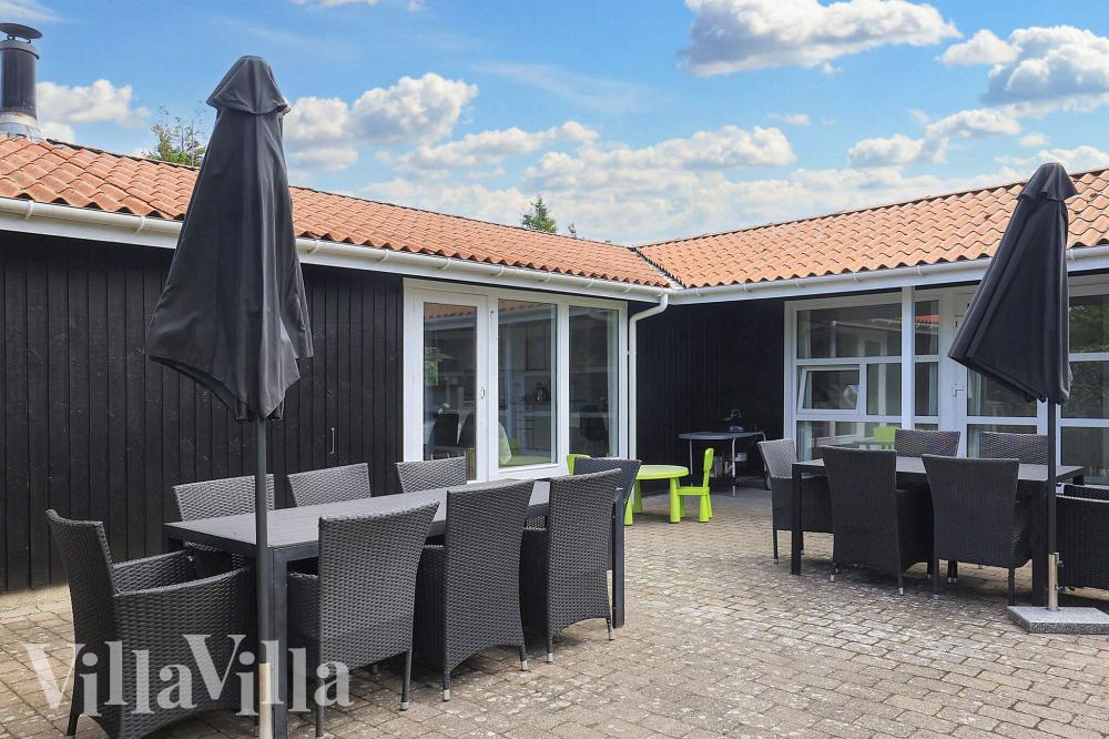 På terrassen i sommarhus nr 1003 finns det plats för upp till 14 gäster.