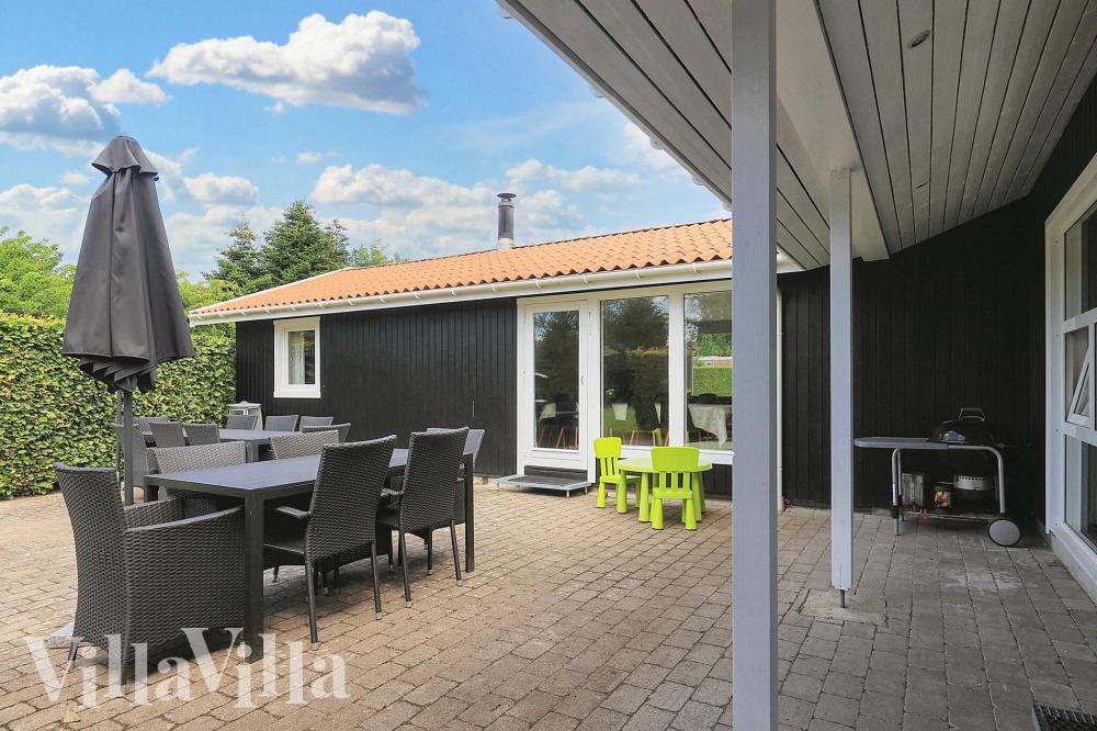 Lyxstuga nr 1003 har en härlig terrass med sköna trädgårdsmöbler för 14 personer.