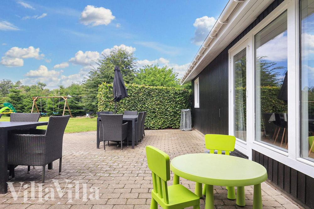 Njut av en grillkväll på terrassen i lyxstuga nr 1003 i Lolland/Falster/Møn