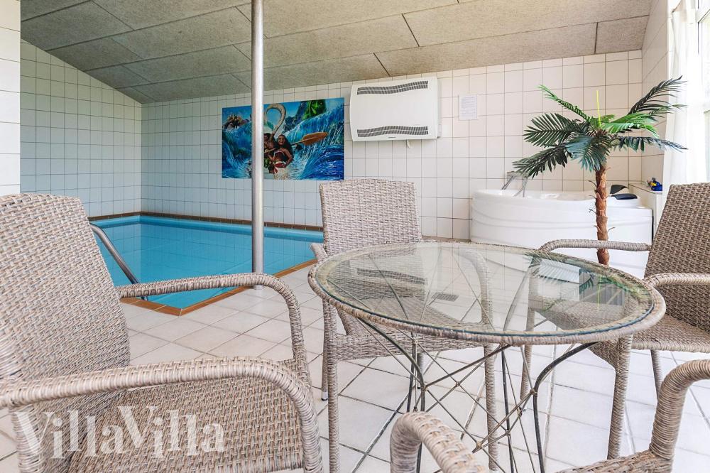 Ta ett dopp i poolen i lyxhus nr 1003 i Lolland/Falster/Møn.