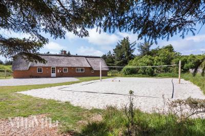 Den praktfulla poolstugan nr 1005 med plats för 14 personer ligger i Vestjylland
