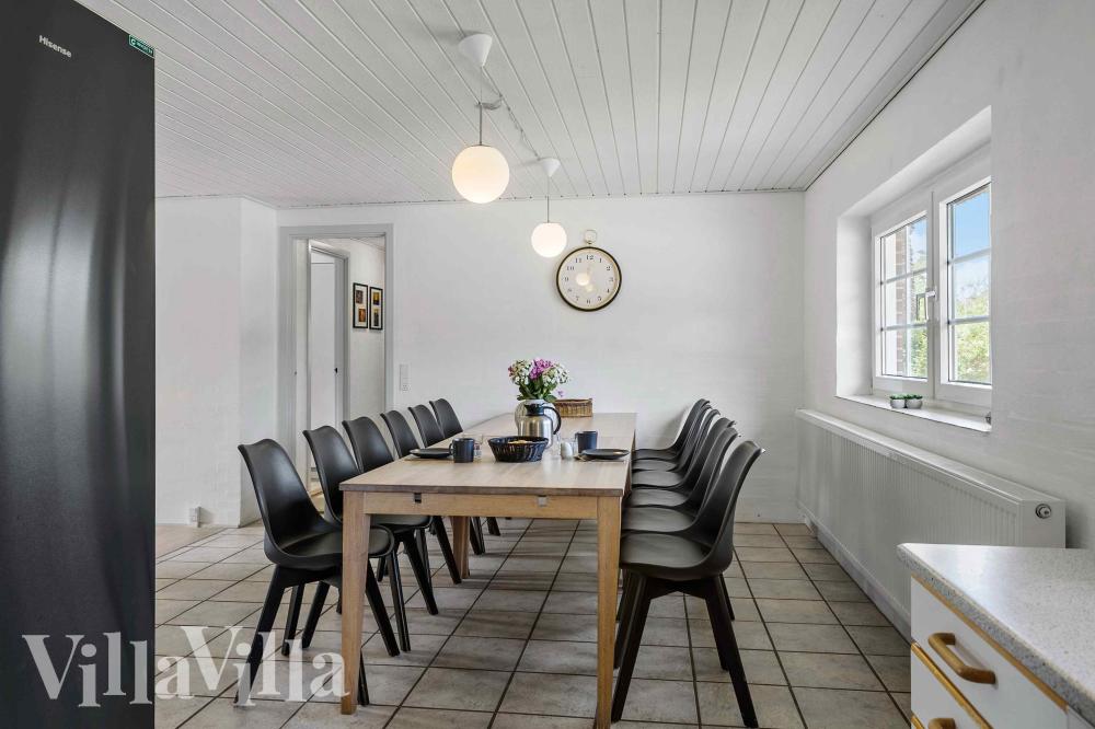 Det stora ljusa vardagsrummet i lyxstuga nr 1005 för 14.