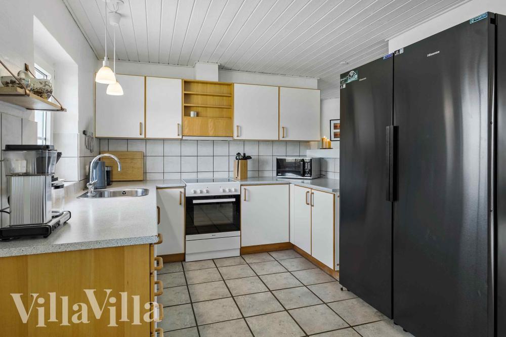 Köket i lyxstuga nr 1005 är utrustat så att ni kan laga mat till 14 personer.