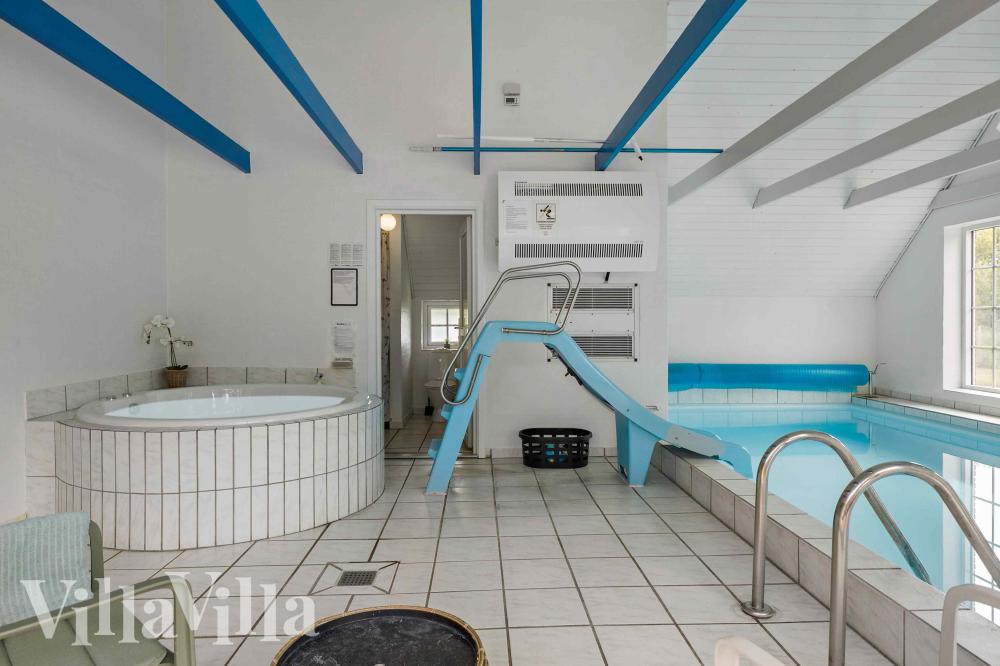 Den härliga poolen i lyxstuga nr 1005 för 14 personer