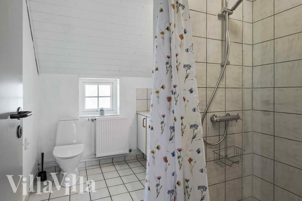 Ett duschrum finns i lyxstuga nr 1005 för 14 personer.