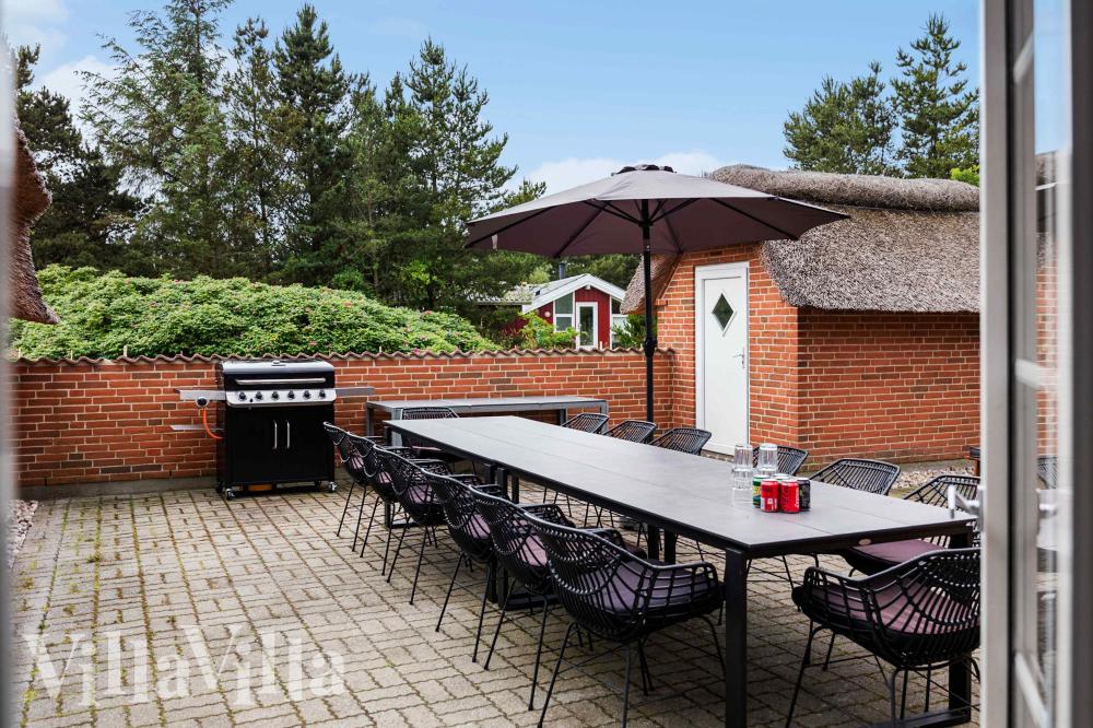Njut av en grillkväll på terrassen i lyxstuga nr 1005 i Vestjylland