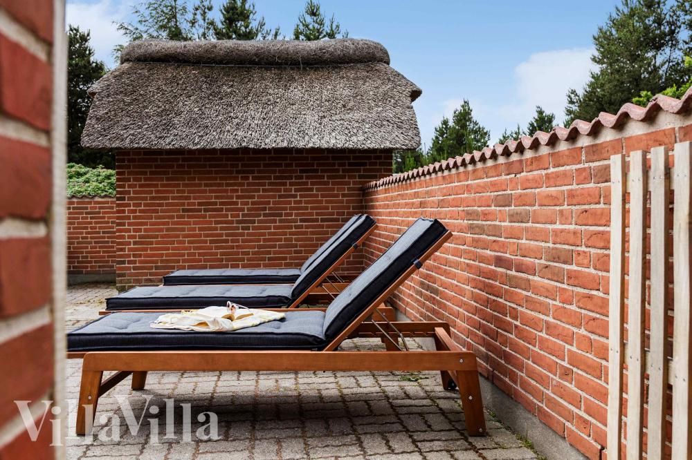 På terrassen i sommarhus nr 1005 finns det plats för upp till 14 gäster.