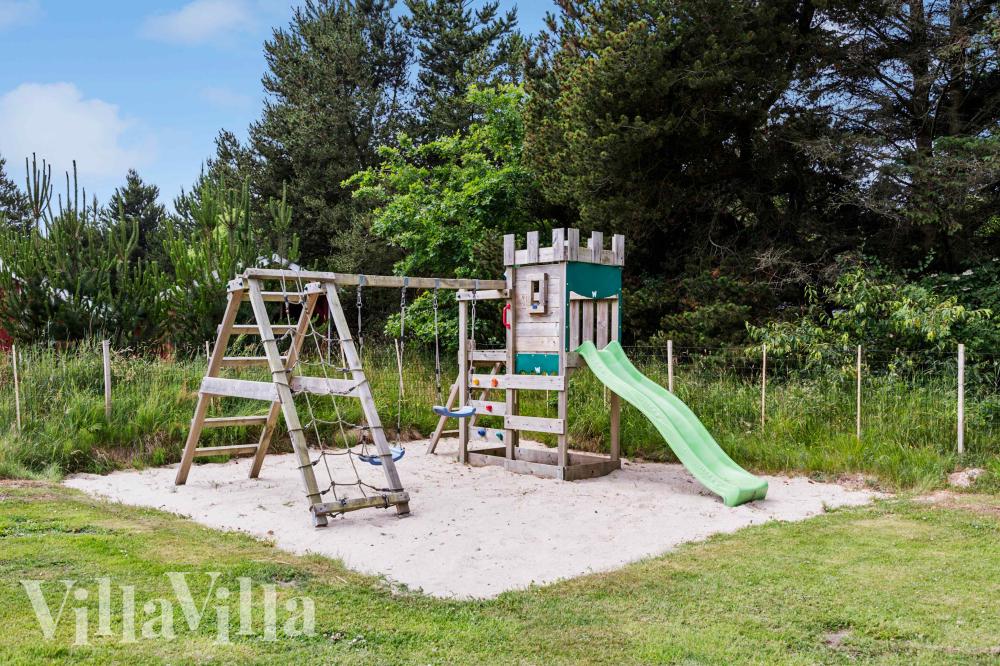 Till den trevliga sommarstugan nr 1005 i Vestjylland erbjuds en mängd utomhusaktiviteter, t.ex. lektorn och gungor