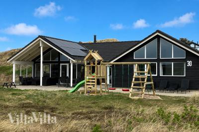 Den praktfulla poolstugan nr 363 med plats för 20 personer ligger i Vestjylland