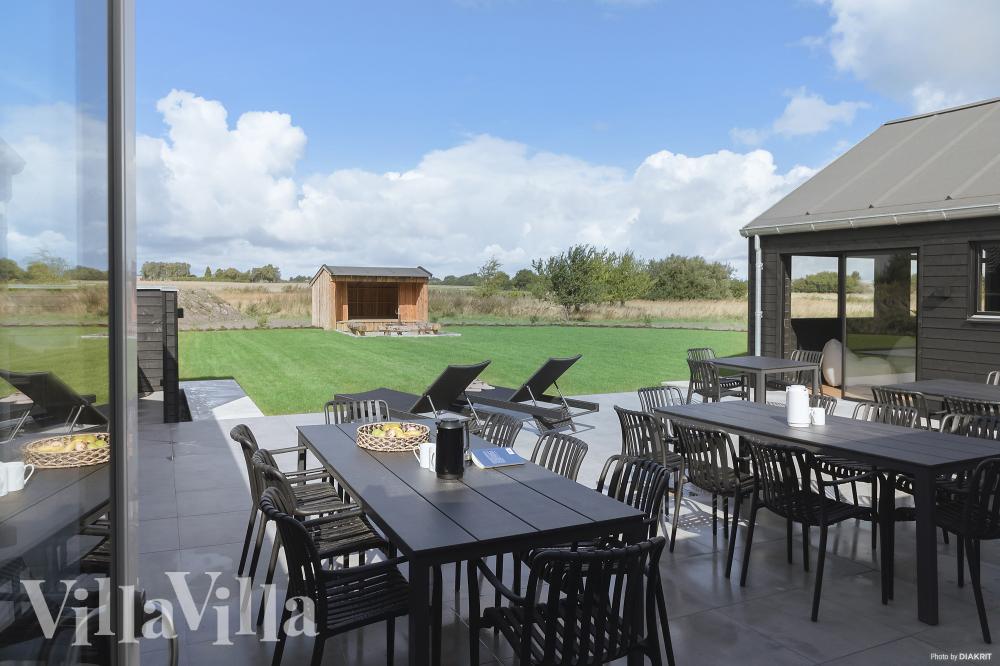 Njut av en grillkväll på terrassen i lyxstuga nr 966 i Lolland/Falster/Møn
