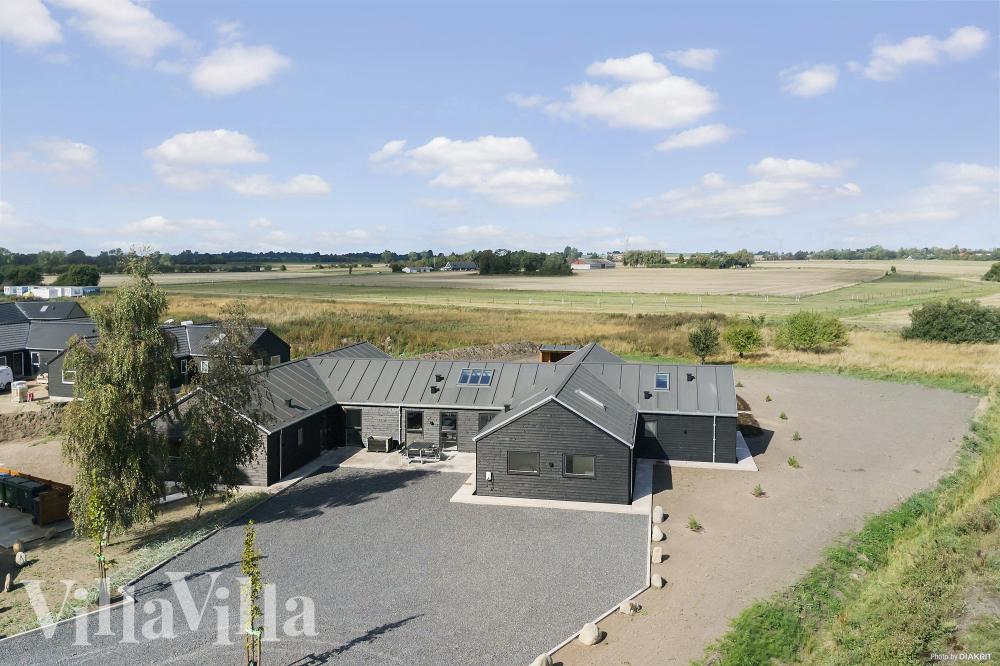 I Lolland/Falster/Møn ligger detta vackra poolhus nr 966 med plats för 26 personer.