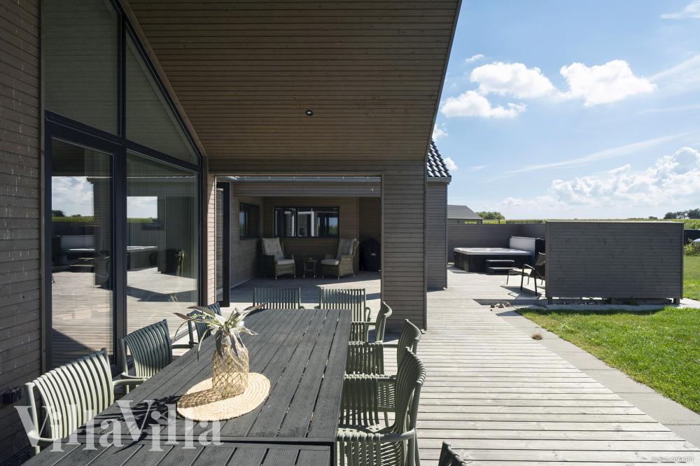 Njut av en grillkväll på terrassen i lyxstuga nr 648 i Fyn och öar