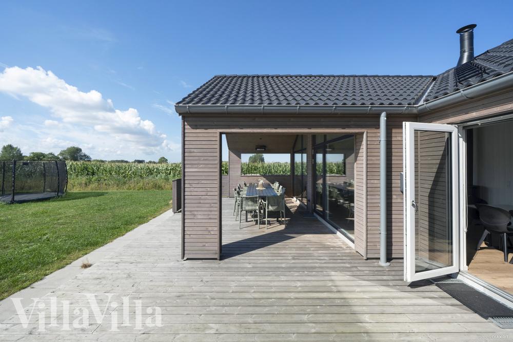 På terrassen i sommarhus nr 648 finns det plats för upp till 14 gäster.